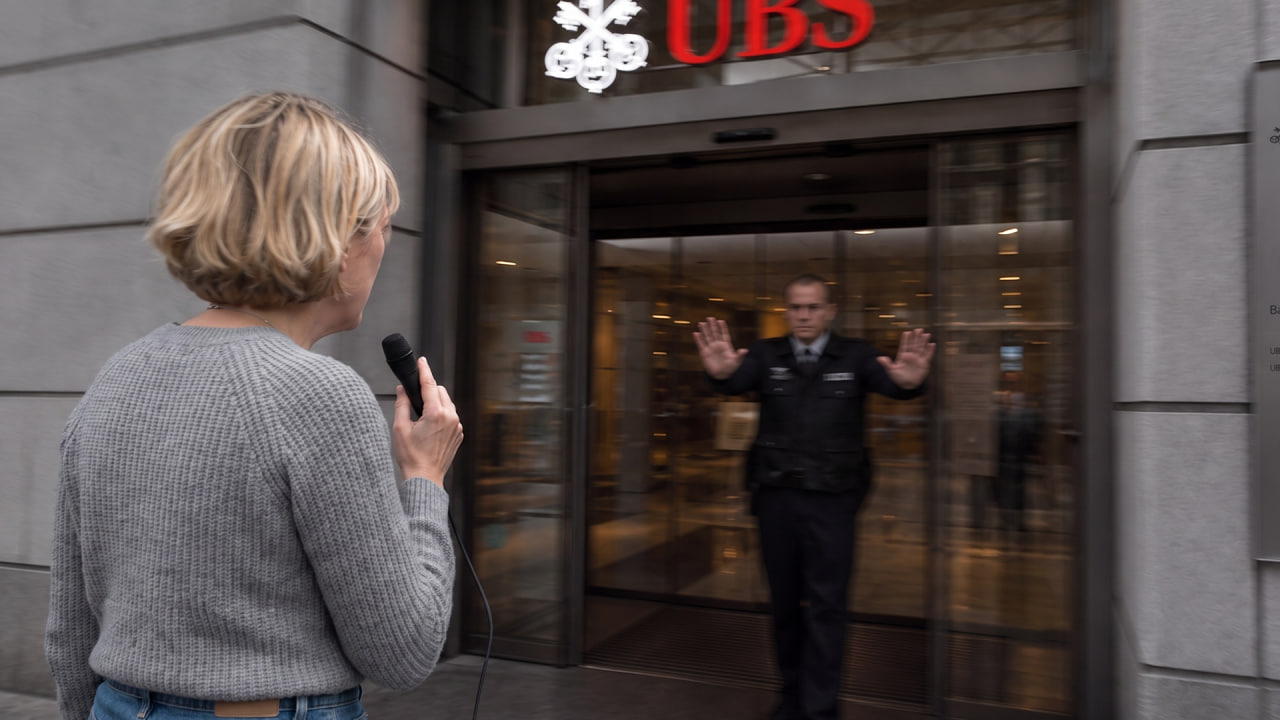 Le directeur de la succursale a refusé tout commentaire et a fait fermer la porte devant l'équipe de tournage. (Photo : À Bon Entendeur / RTS)